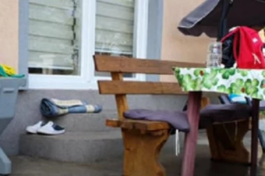 JEZIVE SCENE ISPRED KUĆE U KOJOJ JE MELVUDIN UBIO ŽENU! I dalje vidljivi tragovi krvi, nakon ubistva PRESUDIO sebi (FOTO)