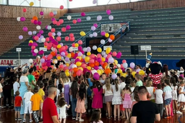 URUČENA NOVČANA POMOĆ! Grad Jagodina dodelio po 10.000 dinara za svakog đaka prvaka sa svoje teritorije (FOTO)