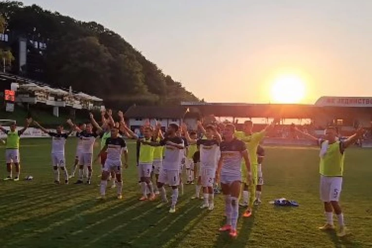 SVAKA ČAST IGRAČIMA ZA SVE ŠTO ČINE ZA KLUB: Trener lidera na tabeli nije krio zadovoljstvo nakon ubedljive pobede u derbiju! (VIDEO)