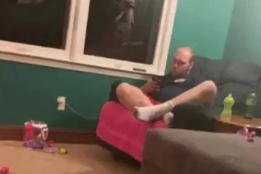 NA PROZORU JE BILA SCENA KAO IZ NAJGORIH HOROR FILMOVA: Odmarao je u sobi, a kada je podigao pogled izbezumio se od straha (FOTO)