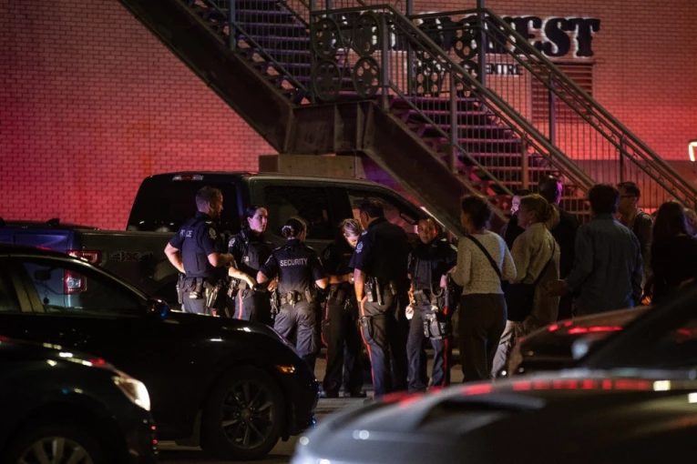 PUCNJAVA U TRŽNOM CENTRU U KANADI: Tri osobe teško povređene u dogovorenom sukobu, svedoci tvrde - bilo je ZASTRAŠUJUĆE (VIDEO)