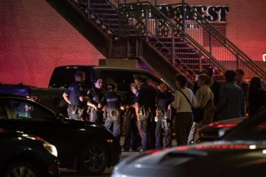 PUCNJAVA U TRŽNOM CENTRU U KANADI: Tri osobe teško povređene u dogovorenom sukobu, svedoci tvrde - bilo je ZASTRAŠUJUĆE (VIDEO)