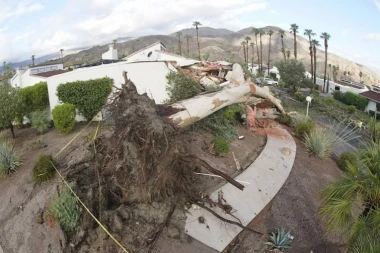 OLUJA SE UPRAVO PRETVORILA U MONSTRUMA! Briše sve pred sobom, niko ne sme na ulicu (VIDEO)