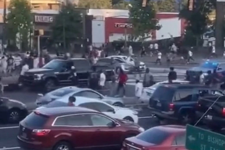 BEŽI OD POLICIJE I GAZI PEŠAKE: Dramatičan snimak iz Atlante, vozač PODIVLJAO, hrabrog policajca sada slave KAO HEROJA (UZNEMIRUJUĆI VIDEO)