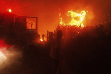 DRAMA U ISTANBULU: Zapalio se krov legendarnog bazara, vatrogasci zatekli UŽASAN PRIZOR!