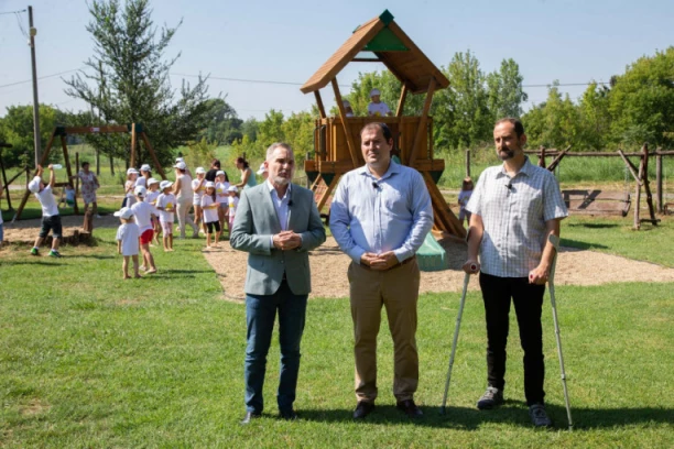 KOMPANIJA NIS PODRŽALA OBNOVU TRI DEČJA IGRALIŠTA U OPŠTINI KANJIŽA