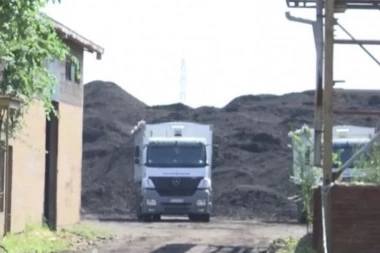 "NE ZNAMO ODAKLE POTIČE, NI DA LI JE OPASNO"! Brdo ugljene prašine niklo PREKO NOĆI, meštani zabrinuti: Ovo je KATASTROFA!