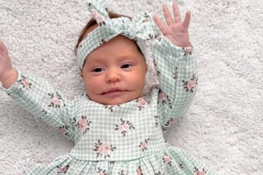 AJLA JE DEVOJČICA ROĐENA SA RETKIM POREMEĆAJEM: O bebi sa "trajnim osmehom" pričao je ceo svet, evo kako izgleda danas (VIDEO)