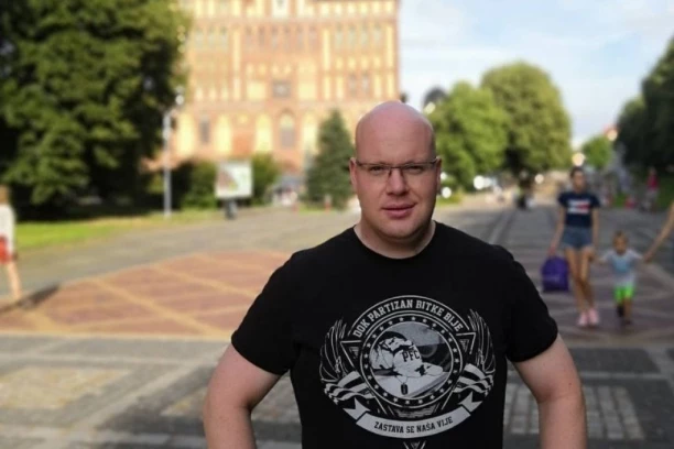 PODRŠKA CRNO-BELIMA OD NEILA DOERTIJA IZ BELORUSIJE: Irskog Partizanovca bole bombe na Srbiju!