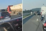 DIREKTAN SUDAR AUTOMOBILA I KAMIONA KOD OBRENOVCA! Od siline udara otpala guma - jeziv snimak smrskanog automobil! (VIDEO)