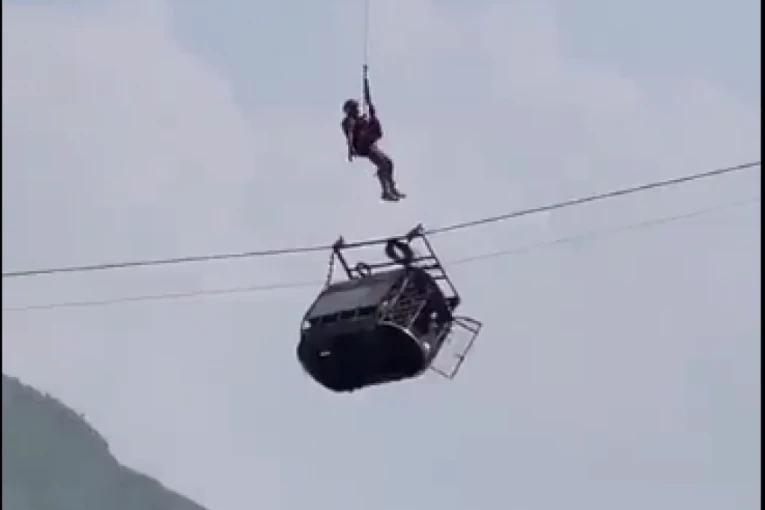 POGLEDAJTE DRAMATIČNU AKCIJU SPASAVANJA DECE IZ ŽIČARE KOJA VISI NAD PROVALIJOM! Petoro izvučeno, ali troje će morati da provede noć u njoj! (VIDEO)