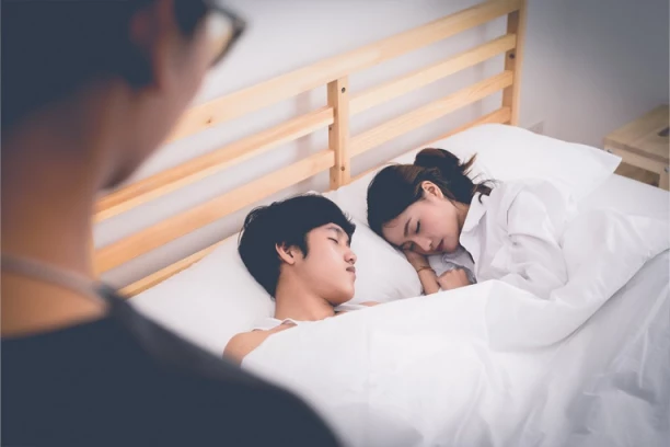 AKO POVREMENO IZGOVORI OVU REČENICU, VARA VAS! Žene koje se bave jednim poslom češće vrše preljubu, ako SUMNJATE obratite pažnju na ove stvari!