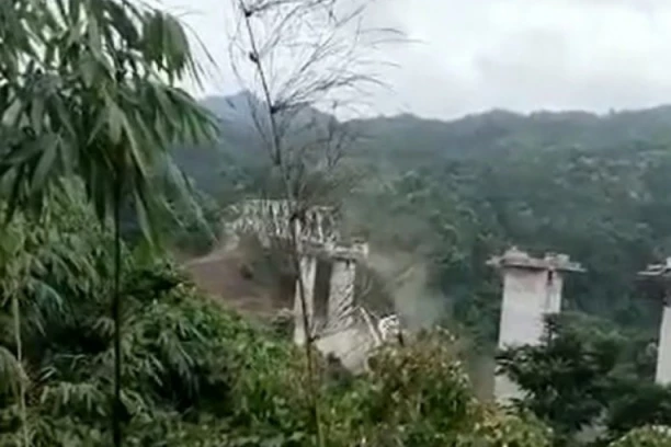 MOST U IZGRADNJI SE SRUŠIO U INDIJI: U strašnoj nesreći poginulo najmanje 17 ljudi (VIDEO)