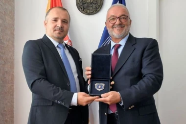 "NAŠ MOTIV JE USPEŠNA SRBIJA" Damnjanoviću uručena plaketa Uprave za sprečavanje pranja novca