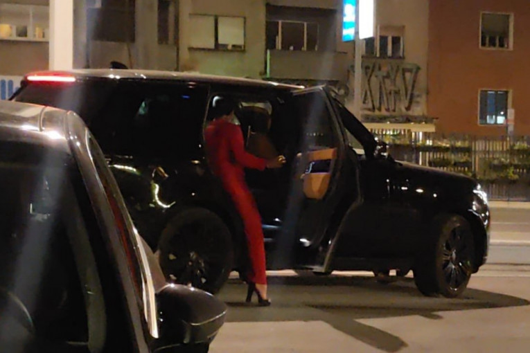 Miljana Kulić ispred restorana