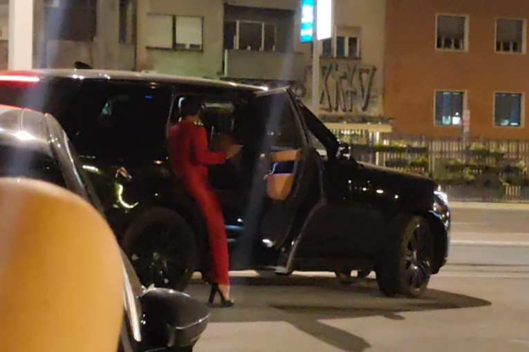 Miljana Kulić ispred restorana