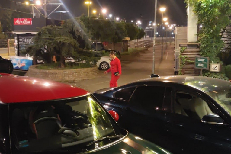 Miljana Kulić ispred restorana