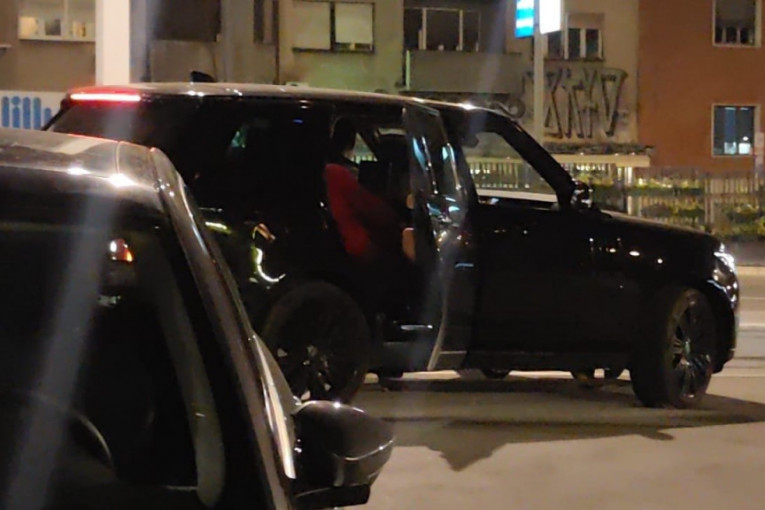 Miljana Kulić ispred restorana