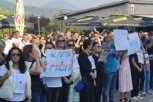 "VRATITE NAM SLOBODU, DA DECA ŽIVE U MIRU" Srbi u Leposaviću na nogama, jači od Kurtijevog terora - protest u znak podrške uhapšenom Nebojši