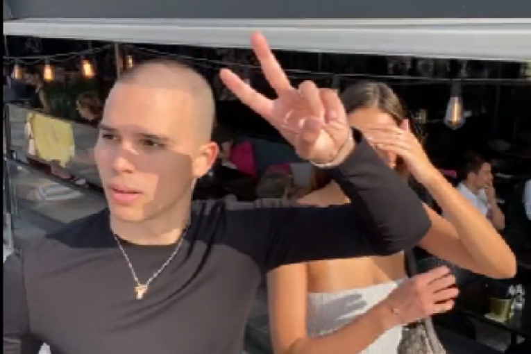 Vojaž uhvaćen sa novom devojkom