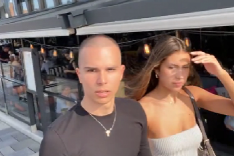 Vojaž uhvaćen sa novom devojkom