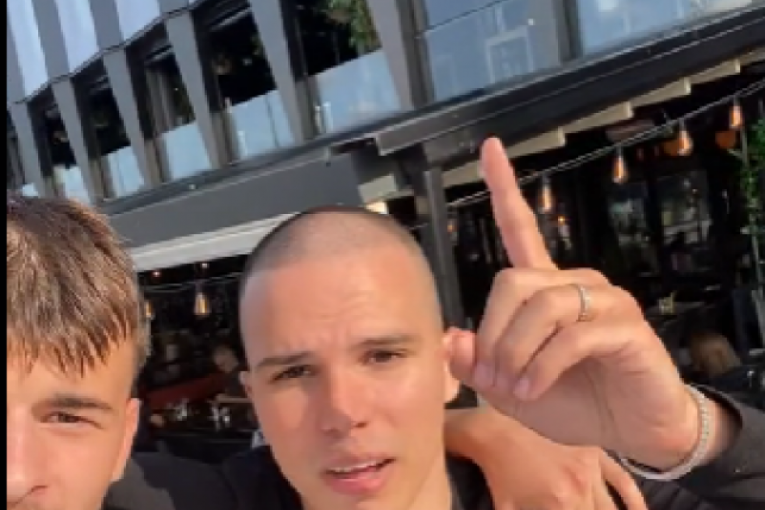 Vojaž uhvaćen sa novom devojkom