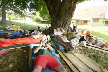 CRNOGORCI OBORILI REKORD U LEŽANJU! Dvanaestoro lenčarilo više od 120 sati u cugu i to za NOVAC, evo koliko iznosi nagrada! (FOTO)