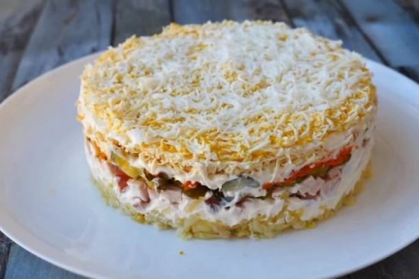 ORIGINALNI RECEPT ZA MIMOZU: Omiljena salata svih SRBA, na ovaj način je pet puta ukusnija, TAJNA je u ređanju!
