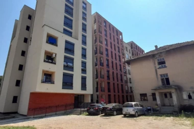 POZNAT IDENTITET MUŠKARCA ČIJE JE TELO PRONAĐENO U STANU U KRALJEVU: Poslednji put viđen pre deset dana, komšije prijavile neprijatan miris (FOTO)