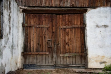 KADA JE OTVORIO STARA VRATA OSTAO JE U NEVERICI: Ono što se skrivalo iza njih izaziva jezu, pogledajte o čemu se radi (VIDEO)