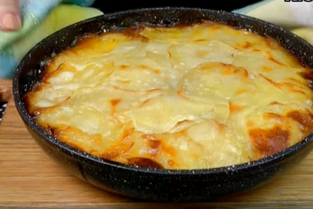 RECEPT ZA NAJJEFTINIJU I U ISTO VREME I NAJUKUSNIJU MUSAKU: Ništa HRSKAVIJE niste skoro probali, potrebna su samo četiri sastojka!