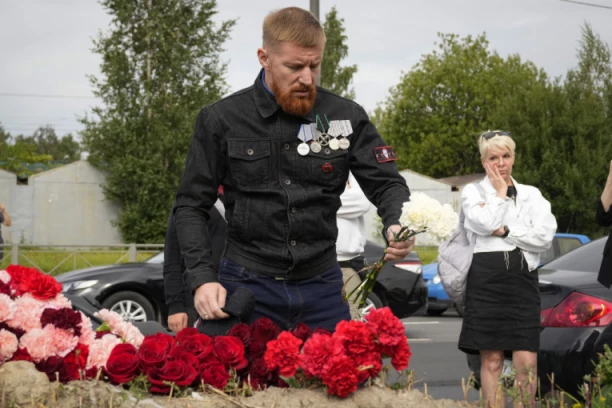 DA LI SE SPREMA KRVNA OSVETA VAGNEROVACA?! Sablastan detalj na improvizovanom grobu Prigožina - prizor da SE ZALEDIŠ! (FOTO)