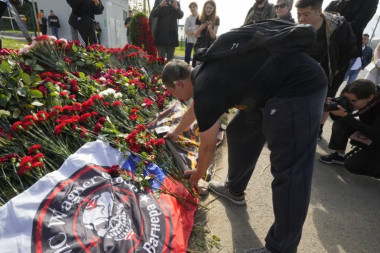 RUSI ODAJU POČAST PRIGOŽINU Ostavljaju cveće i zastave Vagnera, pale sveće: "Bio je čovek od reči, učinio je mnogo za Rusiju"