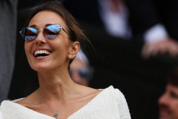 ZA SANDALE JELENE ĐOKOVIĆ TREBA POSEBNA "VEZA": Iako koštaju 1.000 evra SVUDA su rasprodate, a ona ih za posao nosi ovako (FOTO)