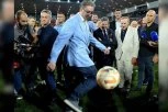 PREDSEDNIK OBJAVIO FOTKU SA STADIONA U LESKOVCU: Vučić pimpovao loptu sa proslavljenim legendama Piksijem i Džajićem