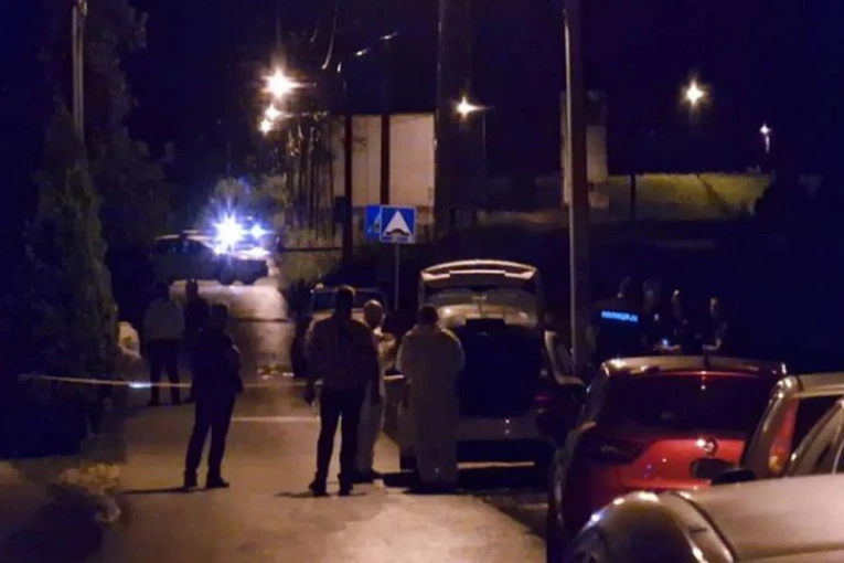 PRVE FOTOGRAFIJE DVOSTRUKOG UBISTVA U FUTOGU! Horor ispred osnovne škole - jednog upucao u glavu, drugog izrešetao! (FOTO)