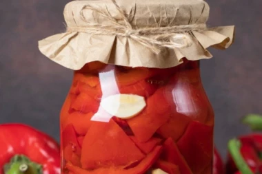 RECEPT ZA PARENU TURŠIJU: Zimnica od 10 kila paprike i jednog efektnog začina (FOTO)
