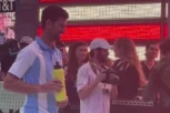 NOLE UŠAO U ANALE! Đoković je prvi čovek na svetu koji je odigrao tenis na Tajm skveru! Deca nisu krila ODUŠEVLJENJE! Grlili ga i... (VIDEO)