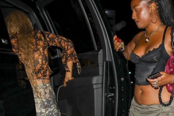 ĆERKE BARAKA OBAME KAO DIVLJE: U noćnom provodu bez BRUSHALTERA i golih stomaka, a tek kada vidite kako mlađa izgleda (FOTO)