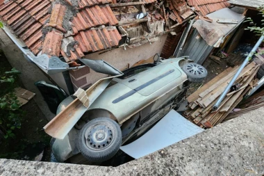 AUTOMOBILOM ULETEO U KROV KUĆE: Šokantna nesreća u Novom Pazaru - , izgubio kontrolu nad "renoom", sleteo s puta i zakucao se (FOTO)