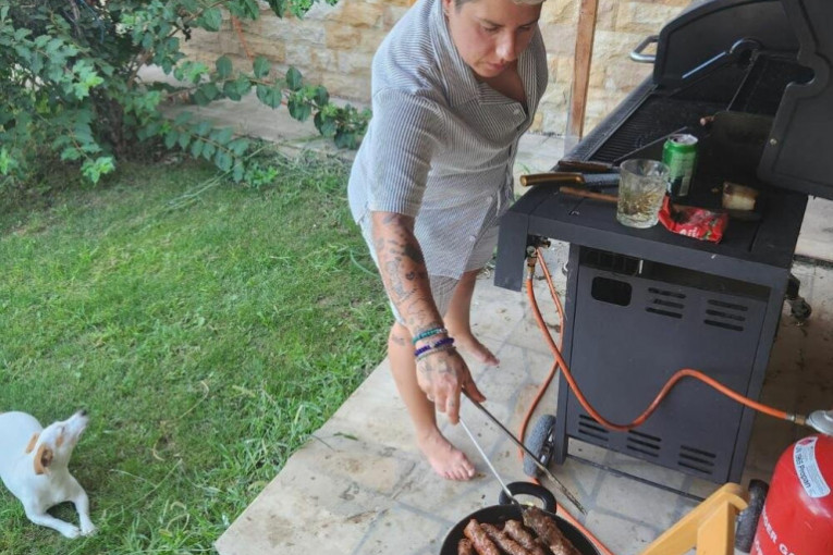 Jovana Tomić Matora i Anita Stanojlović na vikendici