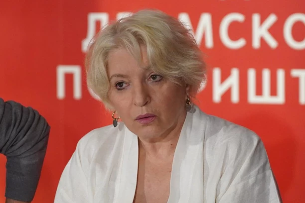 MIRJANA KARANOVIĆ NAKON HOSPITALIZACIJE ZAVRŠILA U LATEKSU: Šok objava poznate glumice, grudi SEVAJU u čipki (FOTO)