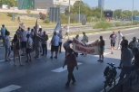 BLOKIRALI GAZELU, LJUDE OSTAVILI NA SUNCU, A ONI SE SKLONILI U HLAD! Novi protest, novo maltretiranje građana (VIDEO)