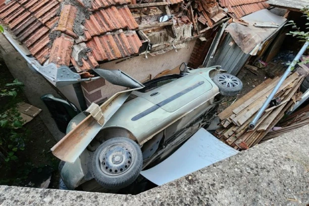 VIDEO SAM AUTO NA KROVU SVOJE KUĆE: Čovek kojem je vozilo uletelo u porodični dom, u suzama ispričao detalje nesreće!