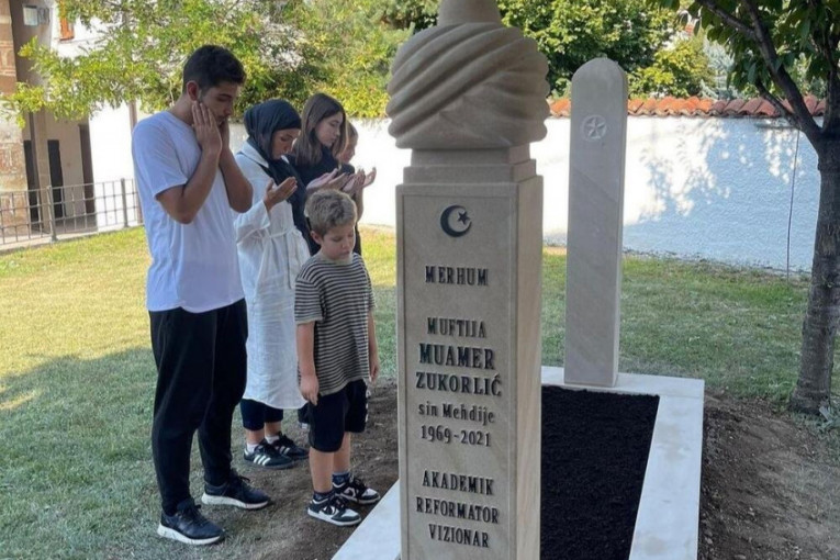 Zukorlićeva druga žena sa decom