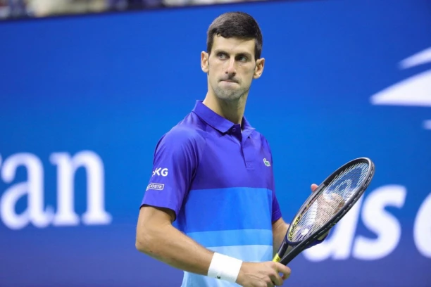 ŠOK U NJUJORKU: Obezbeđenje OTERALO Novaka sa terena!