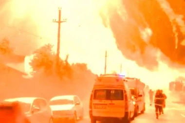 UZNEMIRAVAJUĆE! EKSPLODIRALA STANICA NAFTNOG GASA: Jezive scene na ulici, povređeno 26 vatrogasaca, a IMA I MRTVIH! (VIDEO)