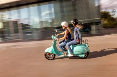 PRECRTALI AUTOMOBILE: U ovoj zemlji svi će voziti SKUTERE! Prave se na svakih 90 SEKUNDI, ali njihova cena je pravo IZNENAĐENJE