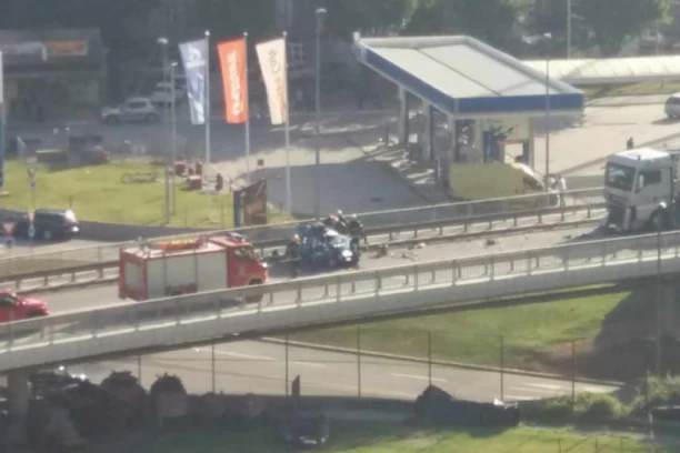 PRVA FOTOGRAFIJA SA MESTA NESREĆE KOD UŽICA! POGINULI BAKA, DEKA I UNUKA IZ BEOGRADA: Preticao kolonu pa se zakucao u cisternu!