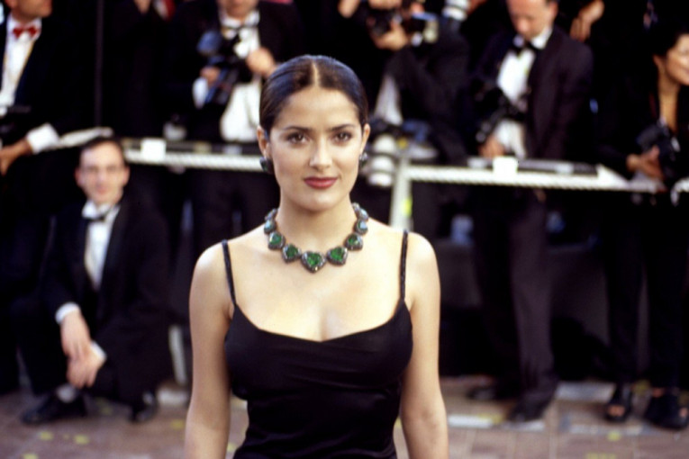 Glumica Selma Hajek pozira pred paparacima